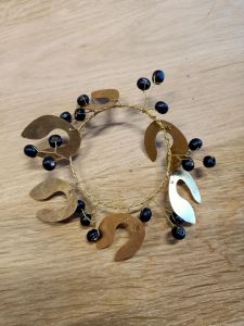 Napkin ring with black wooden beads TI1320